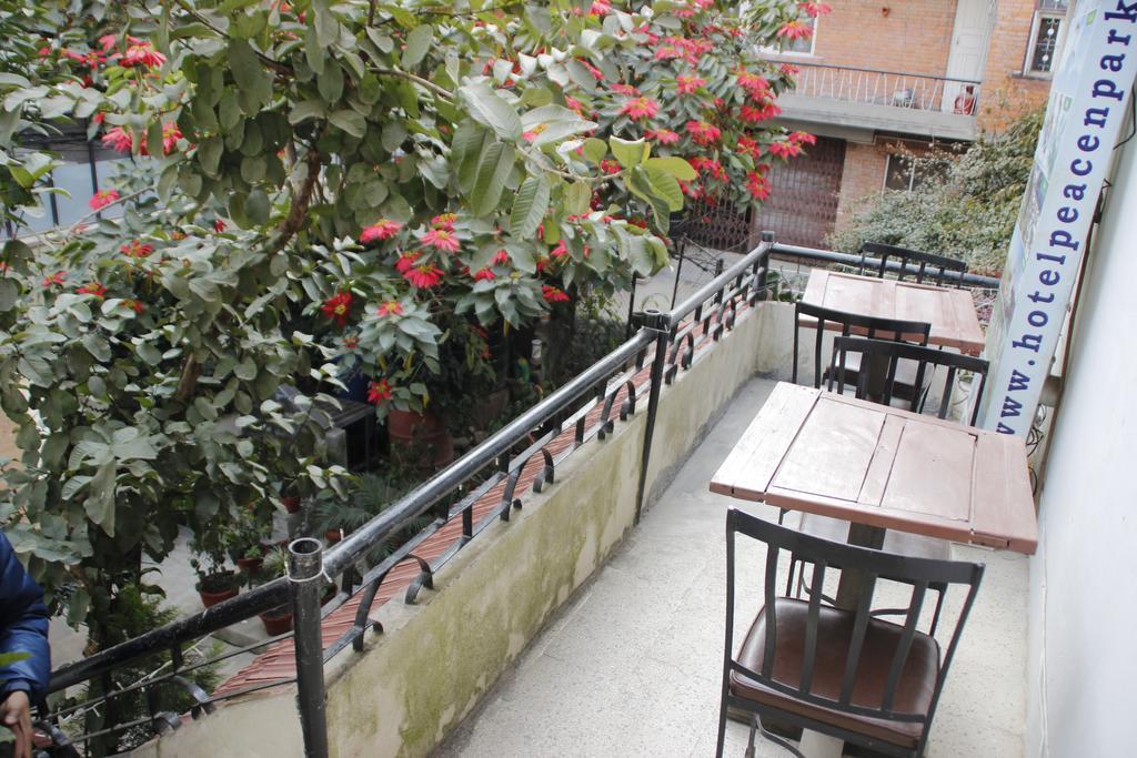 Hotel Peace N Park Katmandú Exterior foto