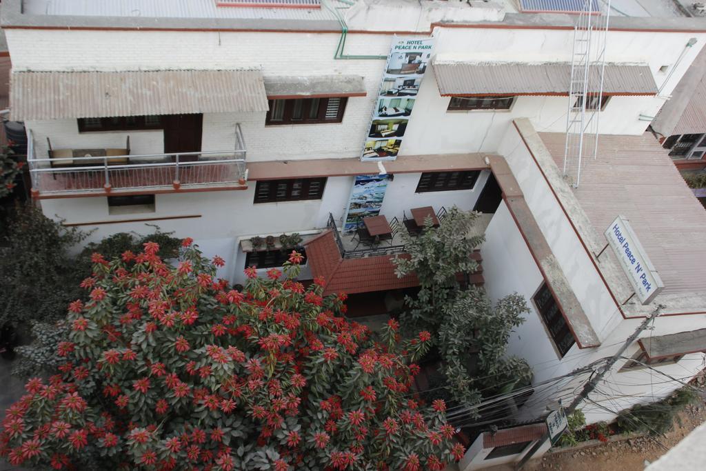 Hotel Peace N Park Katmandú Exterior foto