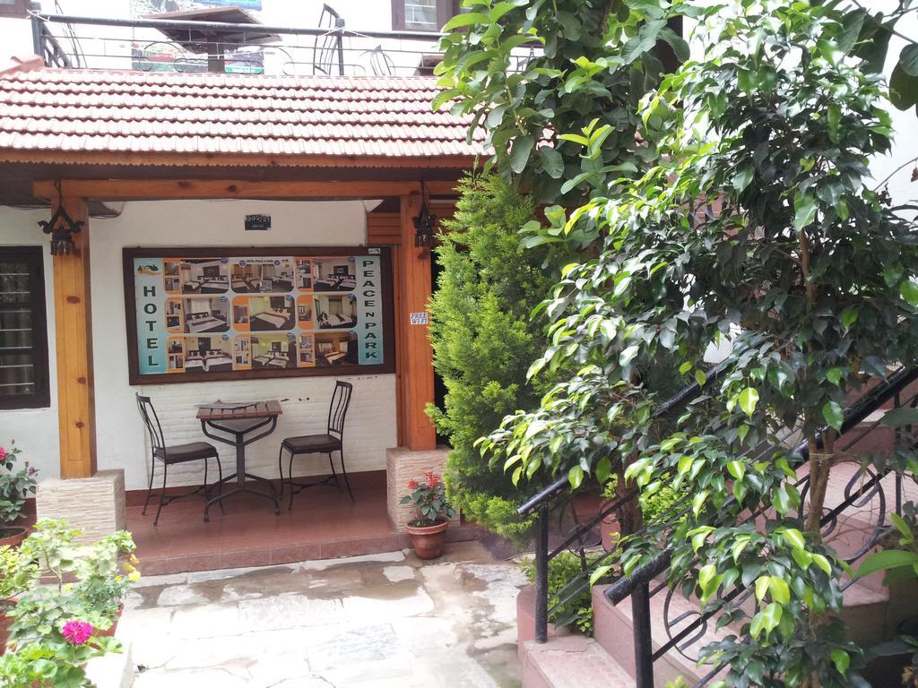 Hotel Peace N Park Katmandú Exterior foto