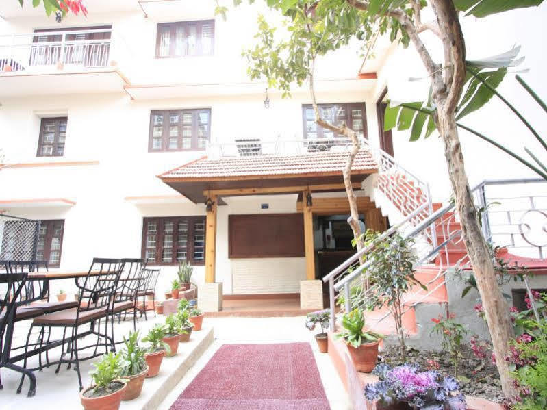 Hotel Peace N Park Katmandú Exterior foto